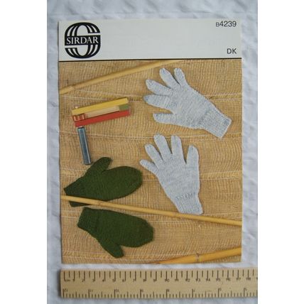 Vintage: Sirdar 4239 gloves & mittens, ages 4-14 years, DK