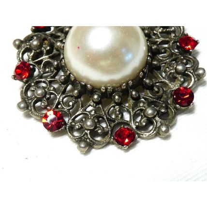 VINTAGE Pewter Ornate Scroll Frame Red Rhinestone & Faux Pearl Cabochon BROOCH