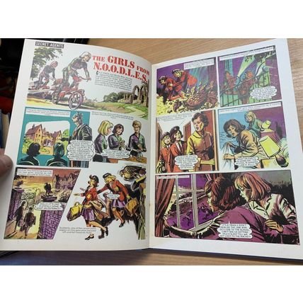 1967 "DIANA FOR GIRLS" JAMES BOND ETC ANNUAL ILLUSTRATED HARDBACK BOOK (P4)