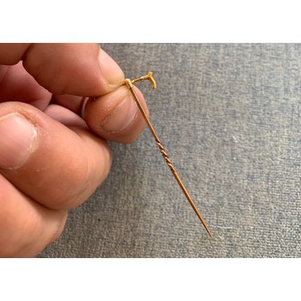 VINTAGE GOLD & PLATINUM? HUNTING CRAVAT PIN RIDING CROP SHAPE 5cm-LONG 1g (P2)
