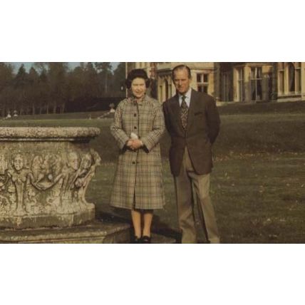 Queen Elizabeth at the Cenotaph Remembrance Sunday 1981 Royal Souvenir Postcard