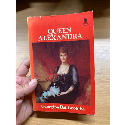 1972 QUEEN ALEXANDRA GEORGINA BATTISCOMBE ROYALTY ILLUSTRATED PB BOOK (P3)