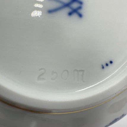 Rare 19th Meissen Porcelain Blue Daisies Trinket Box Porcelain White/blue German