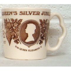 COMMEMORATIVE QUEEN'S SILVER JUBILEE ' MUG ' 1977