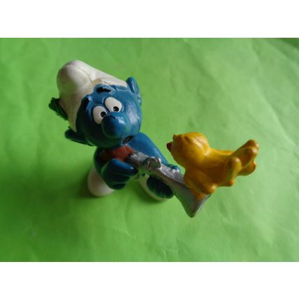 Hunter smurf with gun and bird