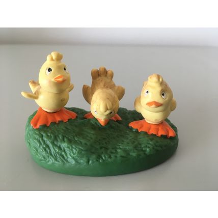 THREE LITTLE CHICKS PLASTIC TOY