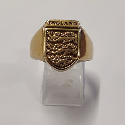 GOLD ENGLAND RING Three Lions Football ring Size S - T 8.3grams approx