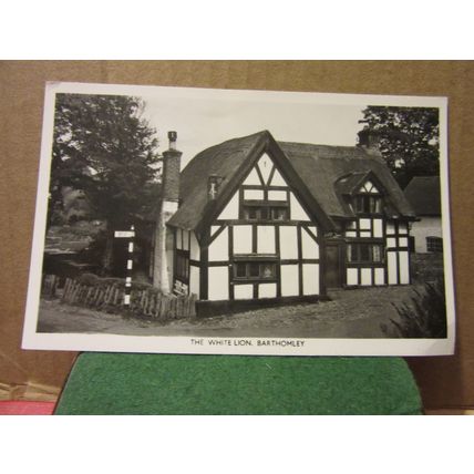 THE WHITE LION, BARTHOMLEY, CHESHIRE. unused postcard RP vgc