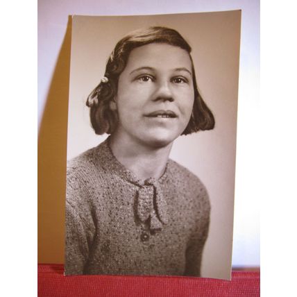 UNKNOWN YOUNG LADY antique photograph postcard by 'Bee-Hive Studio, Harrogate =