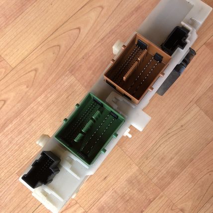 08 09 Land Rover LR2 Interior Fuse Relay TPMS Junction Box LR023904 OEM