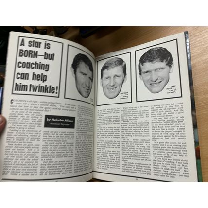 1968 "CHARLIE BUCHAN'S SOCCER GIFT BOOK 1968-69" FOOTBALL ANNUAL HB BOOK (P4)