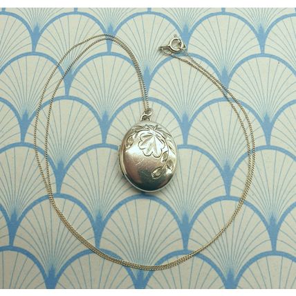 Vintage 925 Sterling Silver Etched Design Oval Locket Pendant Necklace - 1980