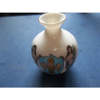 TAMWORTH COAT OF ARMS CARLTON CHINA CRESTED WARE SMALL BULBOUS VASE