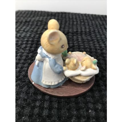 Small mother Mouse figurine with children