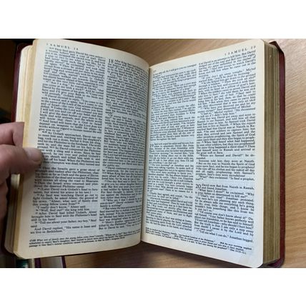 1979 "THE LIVING BIBLE" OLD & NEW TESTAMENTS USA RED FAUX LEATHER BOOK (P4)