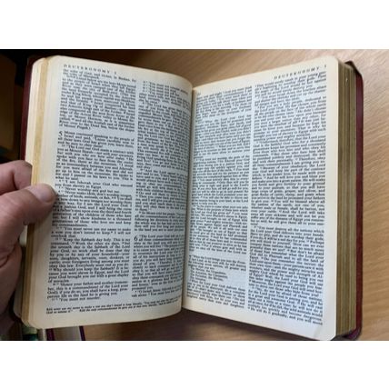 1979 "THE LIVING BIBLE" OLD & NEW TESTAMENTS USA RED FAUX LEATHER BOOK (P4)