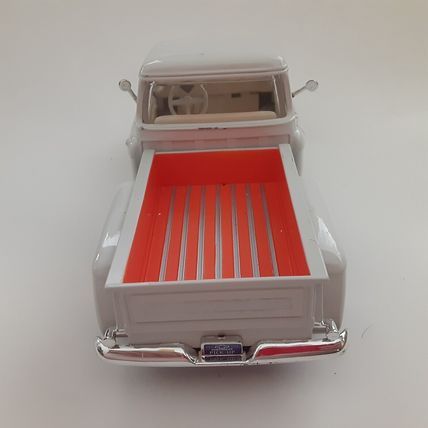 1955 Chevy Stepside Truck 1/24 Scale Motormax Moving Parts White Chevrolet READ