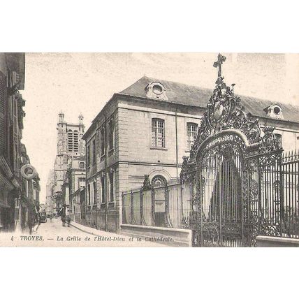 10 - TROYES - la grille de l'hôtel Dieu et la cathédrale