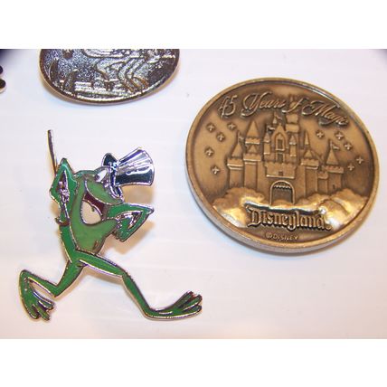 DISNEYLAND PINS AND 45 YEAR COIN GOOFY MICKEY NEW ORLEANS SQUARE