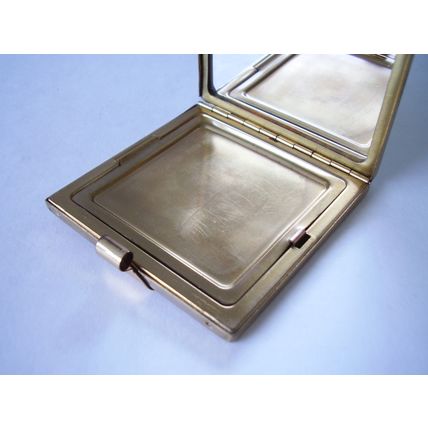 Vintage Dorothy Gray Art Deco Buckle Powder Compact Early Pre-thumb Latch Clasp
