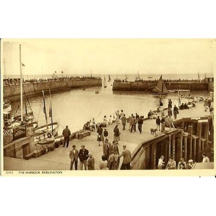 Yorkshire BRIDLINGTON Harbour Postcard (42852)