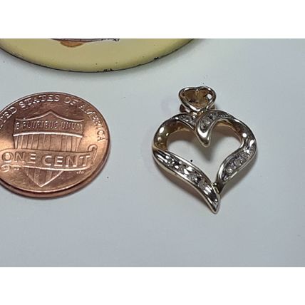Estate .10ctw Natural Rd Diamond Open Heart 10Kt Y/Gold Heart Bail Pendant#20419