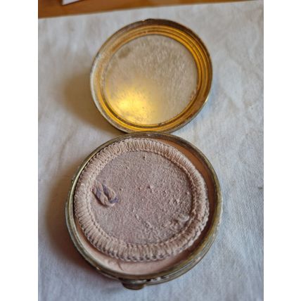 RARE VINTAGE LAVENDER SELLER POWDER COMPACT BY YARDLEY