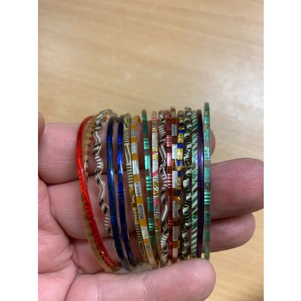 17 x VINTAGE MULTICOLOURED PLASTIC BANGLES BRACELETS 15 GRAMS 7cm WIDE (P3)