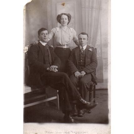 Postcard Unknown WOMAN STANDING, TWO MEN SITTING ON CHAIRS (PPL)
