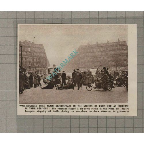 C3388) War Wounded Demonstrate In Paris Place du Theatre - 1950 Clip