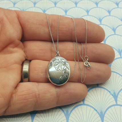 Vintage 925 Sterling Silver Etched Design Oval Locket Pendant Necklace - 1980