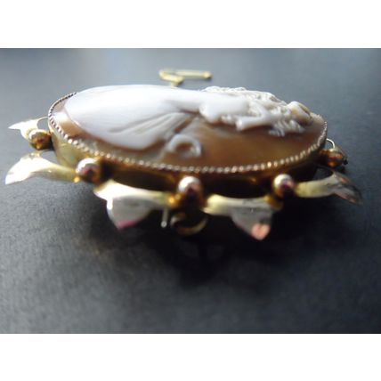Antique Gold and Shell Beautiful Detail Cameo Brooch