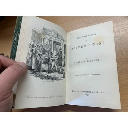 1892 CHARLES DICKENS "OLIVER TWIST" ILLUSTRATED FICTION ANTIQUE BOOK (P4)