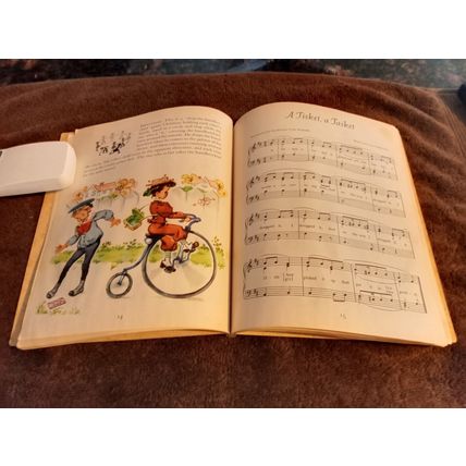 Old Vintage Original Little Golden Book Singing Games (E) Fifth Edition 1947