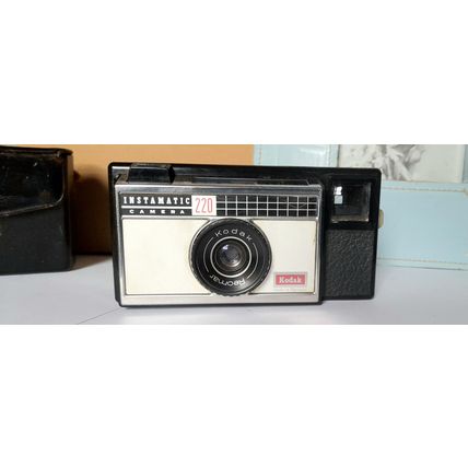 1970,s KODAK INSTAMATIC 220 FILM CAMERA and CASE