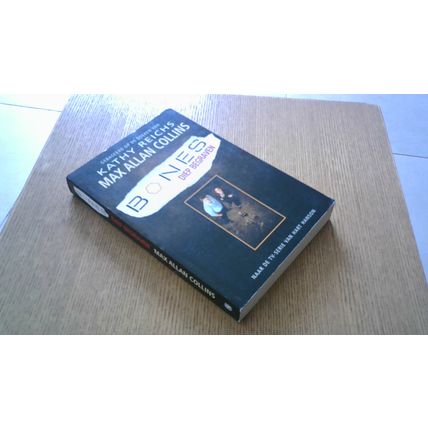 BONES; BURIED DEEP by Max Allan Collins (TV Tie-In Novel) GERMAN EDITION (2008)