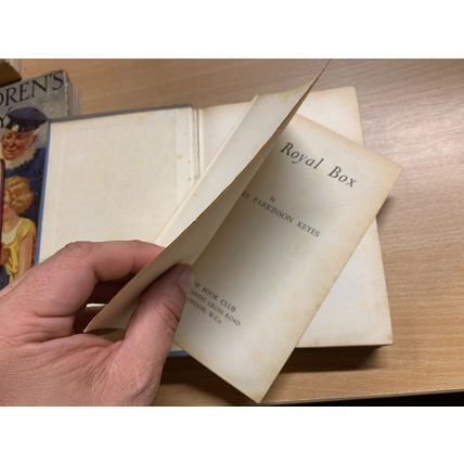 c1955 FRANCES PARKINSON KEYES "THE ROYAL BOX" FICTION HARDBACK BOOK (P3)