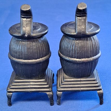 Vintage POT BELLY STOVE Salt & Pepper Shaker Set 3 3/4" Plastoc Wood Oven Spice