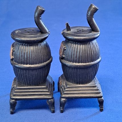 Vintage POT BELLY STOVE Salt & Pepper Shaker Set 3 3/4" Plastoc Wood Oven Spice