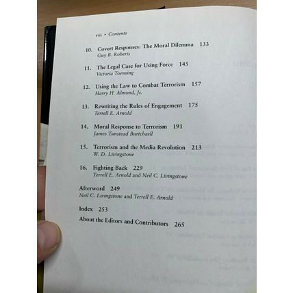 1987 "FIGHTING BACK - WINNING THE WAR AGAINST TERRORISM" USA HARDBACK BOOK (P4)