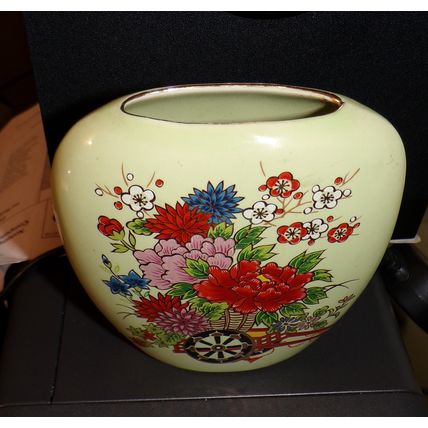 VINTAGE OVAL SHAPED JAPANESE LILAC COLOR FLOWER VASE
