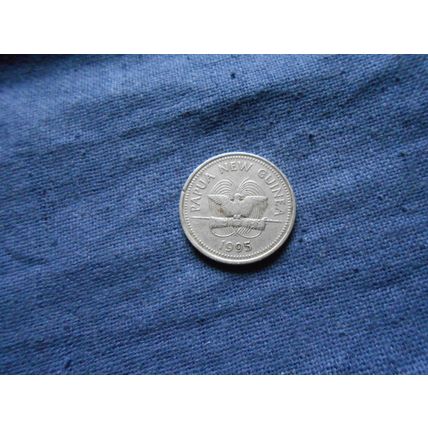 1995 PAPUA NEW GUINEA 10 TOEA COIN.