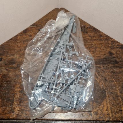 Unmade 1964 1/600th Scale Aurora USS St Paul Plastic Model Kit No 703-150