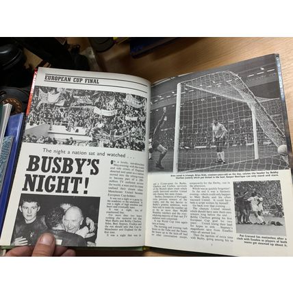 1968 "CHARLIE BUCHAN'S SOCCER GIFT BOOK 1968-69" FOOTBALL ANNUAL HB BOOK (P4)