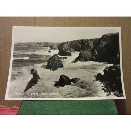 BEDRUTHAN STEPS nr NEWQUAY, CORNWALL. unused vintage postcard. RP by Valentine =