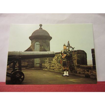 PIPE MAJOR, QUEEN'S OWN HIGHLANDERS, EDINBURGH CASTLE. . unused postcard piper /