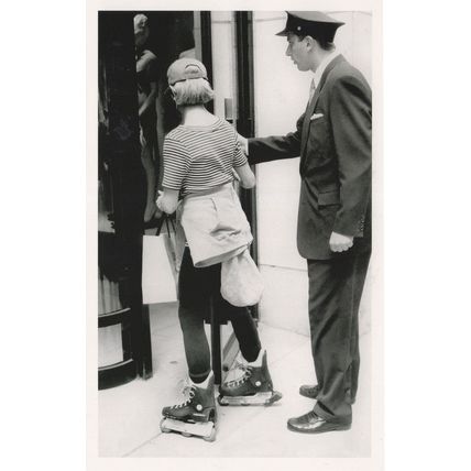 New York Lady Skating Shopping Barneys Madison Avenue Photo Postcard