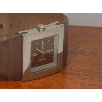 Pre-Owned Women’s DKNY NY-4060 Leather Band Fashion Analog Watch
