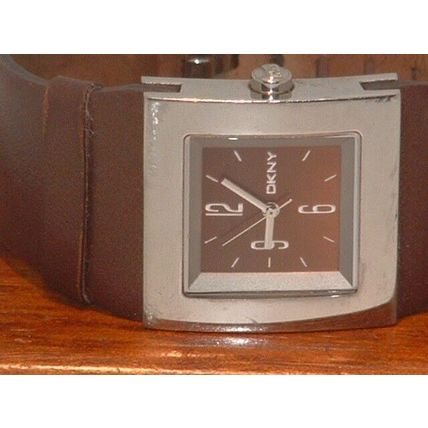 Pre-Owned Women’s DKNY NY-4060 Leather Band Fashion Analog Watch