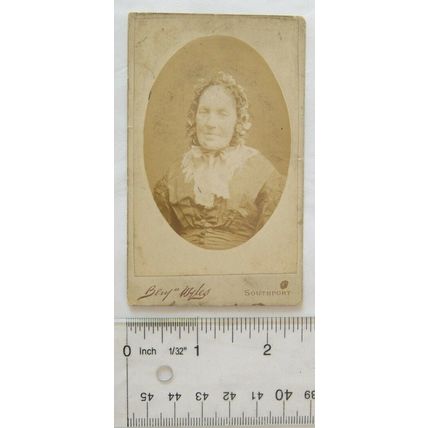 Carte-de-visite Benjamin Wyles & Co., Southport - lady